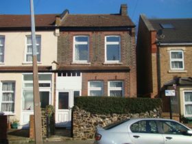 4 bedroom Semi-Detached to rent